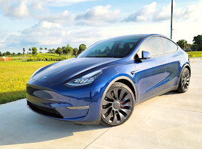 Noleggia Tesla Model Y a Targu Mures classe SUV