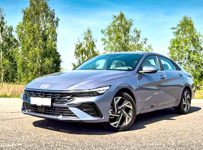 Louer Hyundai Elantra facelift à Ploiesti classe Compacte