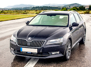 Louer Skoda Superb combi at  à Bucarest Aéroport Baneasa classe Monospaces