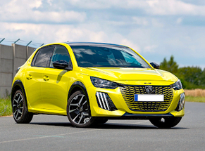 Louer Peugeot e-208 facelift (full electric) à Sibiu Aéroport classe Economique