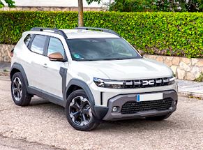 Noleggia Dacia Duster 3 Hybrid a Sibiu classe SUV