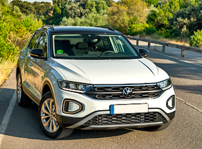 Louer VW T-Roc facelift at à Bucarest Aéroport Baneasa classe SUV