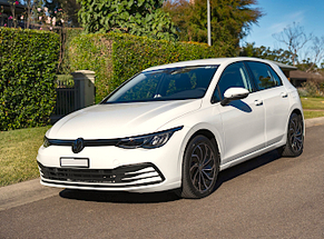 Inchiriaza VW Golf 8 at in Bucuresti-Baneasa-Aeroport clasa Medium