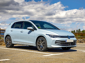 Noleggia VW Golf 8 Hybrid facelift a Targu-Mures classe Medie